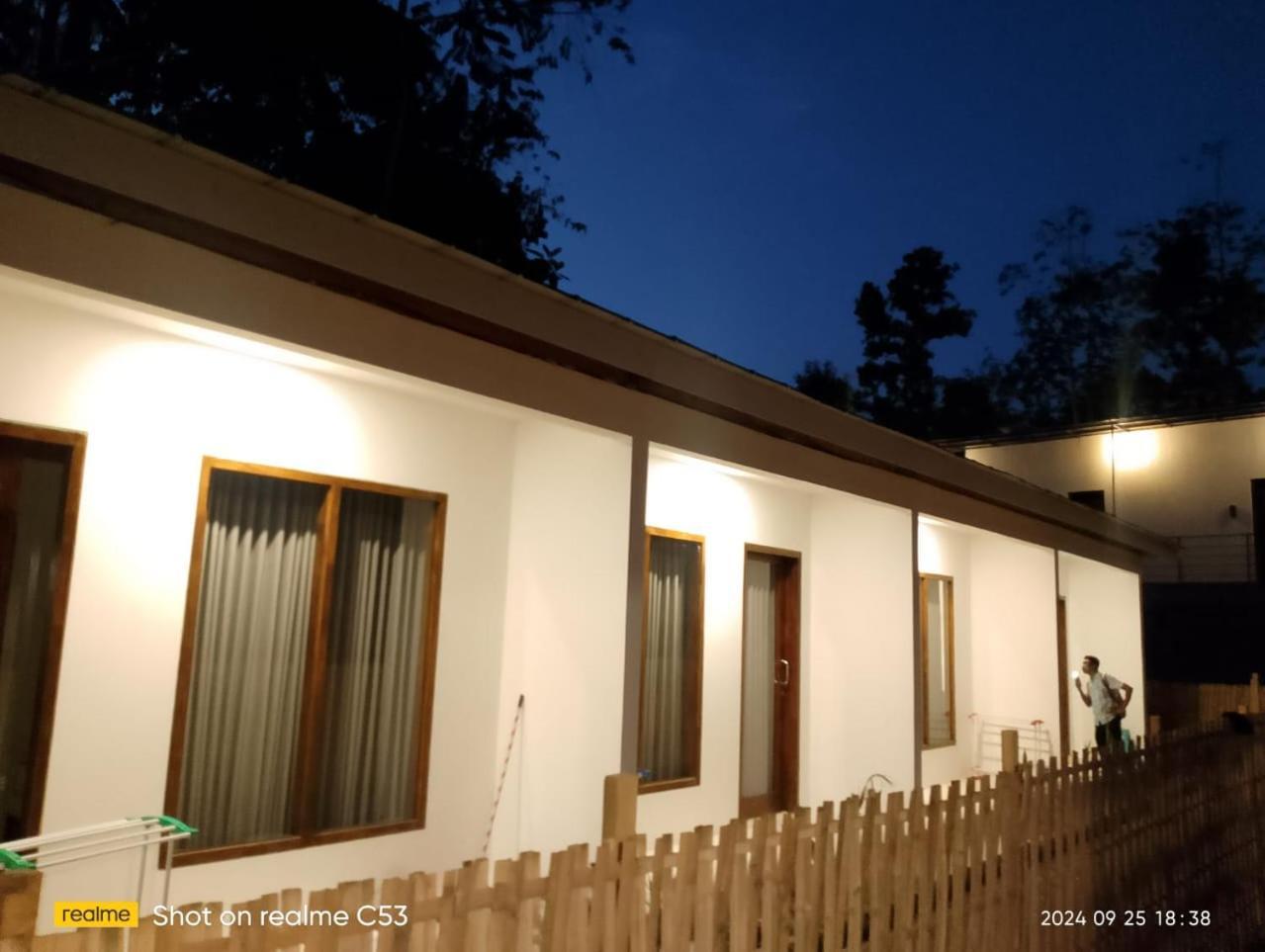 The Corner Homestay Kuta  Bagian luar foto